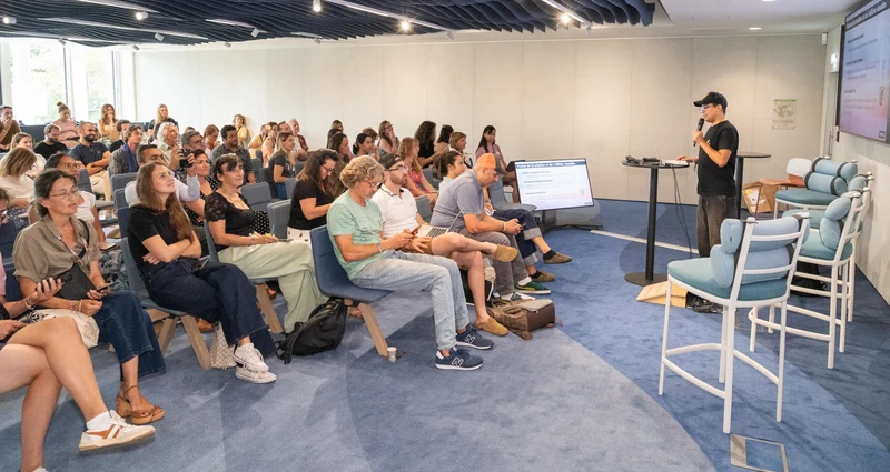 Une conférence de SHAKA 2025 devant une salle pleine